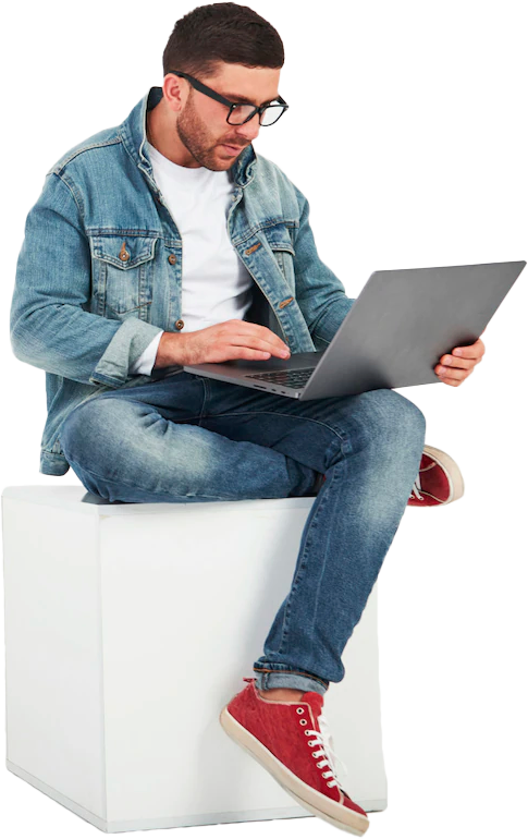 Hombre sentado con su laptop